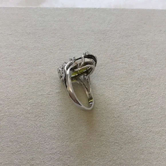 Elegant Sterling Silver Green Crystal Cocktail Ring - Picture 4 of 7